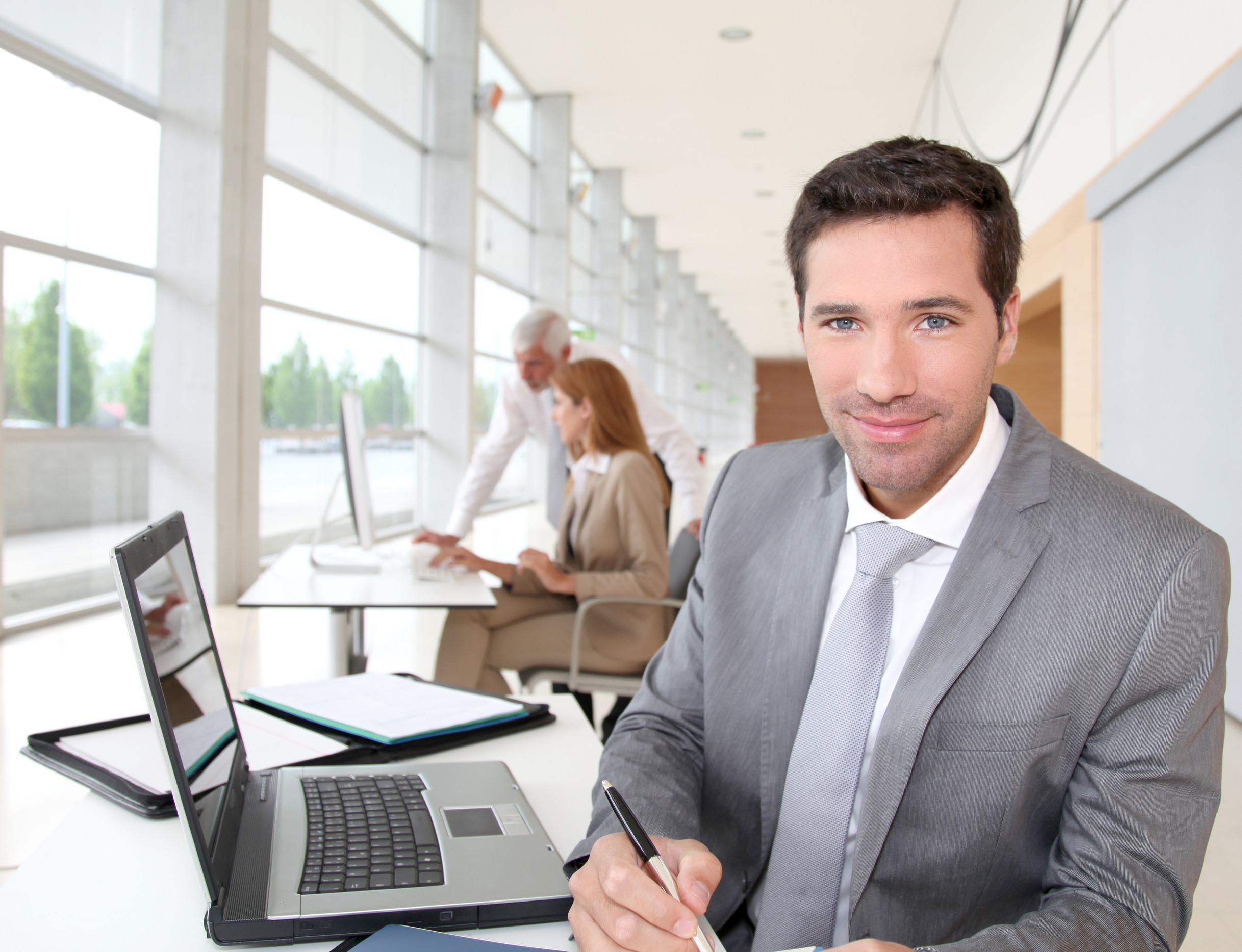 Traducción Total All Web Multimedia Translation businessman working laptop