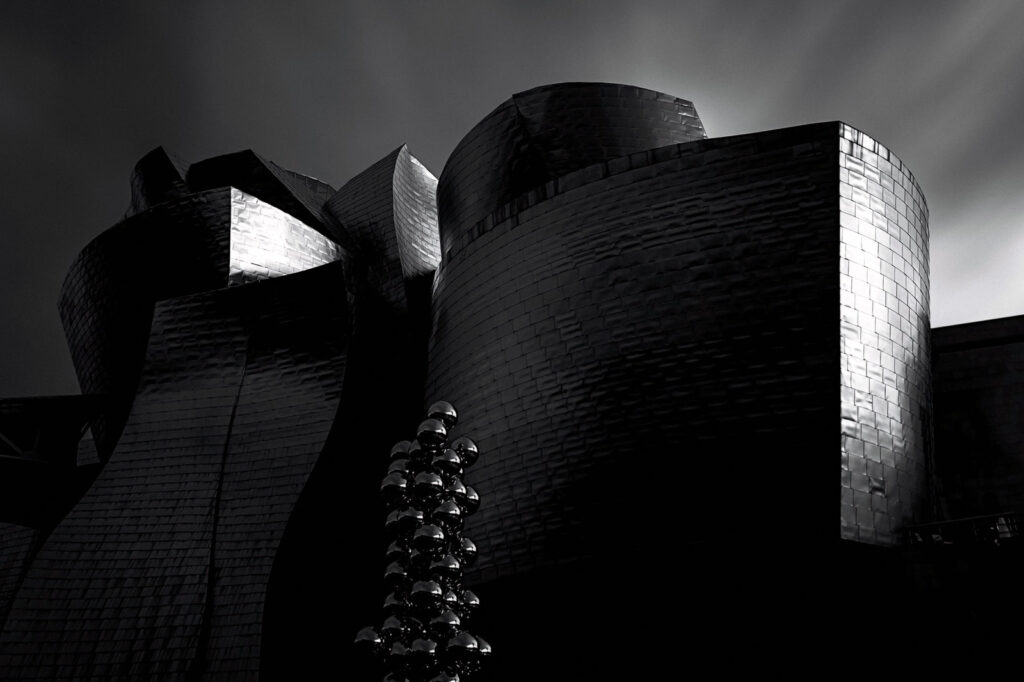 Bilbao BW jon del rivero unsplash - Traductores e Intérpretes translators and interpreters