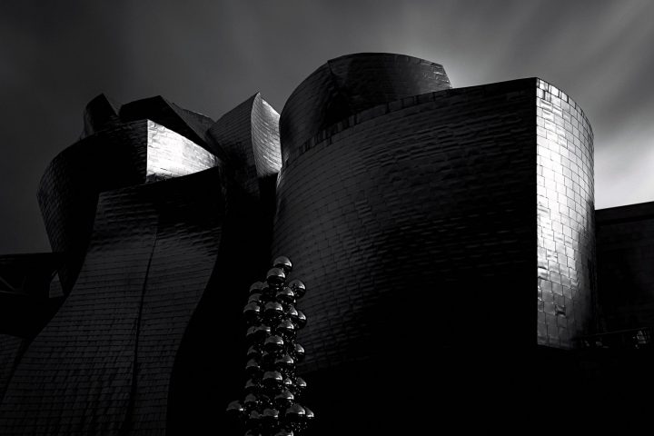 Bilbao BW jon del rivero unsplash - Traductores e Intérpretes translators and interpreters